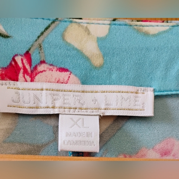 NWT Juniper And Lime Floral V-Neck Top with Split Sleeve Size XL - Picture 4 of 7